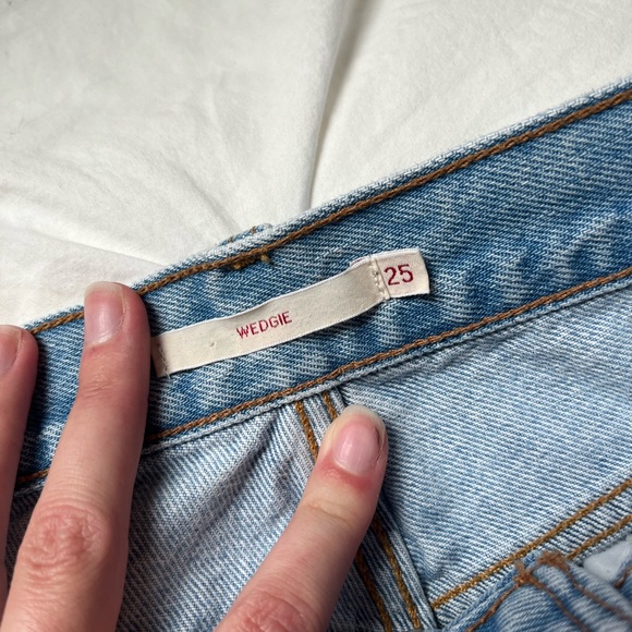 [SOLD] Levi’s Wedgie Straight High-Rise Lightwash Jean - Picture 2 of 12